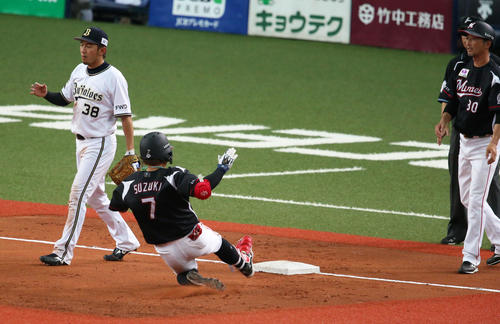 オリックス対ロッテ　8回表ロッテ2死一、二塁、鈴木大地は右に2点三塁打を放ち三塁へすべる（撮影・上山淳一）