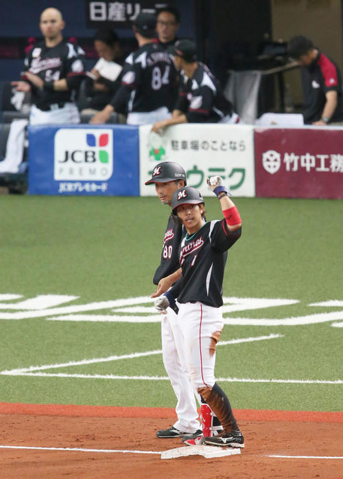 オリックス対ロッテ　8回表ロッテ2死一、二塁、鈴木は2点三塁打を放ち三塁でロッテファンの声援に応える（撮影・上山淳一）