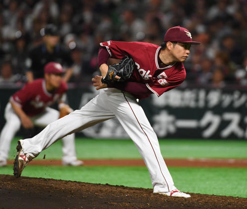 ソフトバンク対楽天　先発の辛島は6回を投げ5安打無失点と好投する（撮影・今浪浩三）