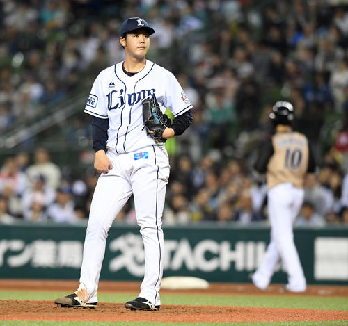 西武対日本ハム　3回表日本ハム2死満塁、清水優心に四球を与え押しだしで失点する高橋光（撮影・たえ見朱実）