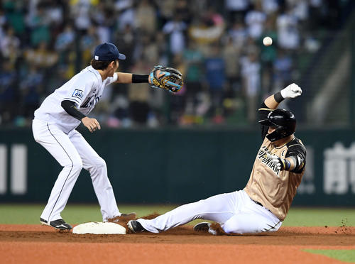 西武対日本ハム　1回表日本ハム2死二塁、左前適時打と相手の悪送球で二塁へ進塁する中田（撮影・たえ見朱実）