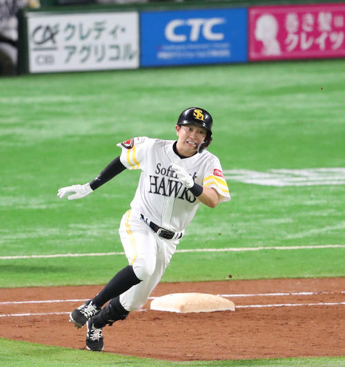 ソフトバンク対楽天　3回裏ソフトバンク1死、川島は左中間に二塁打を放つ（撮影・梅根麻紀）