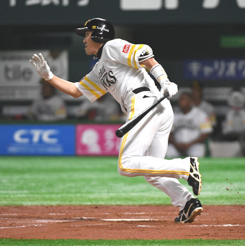 2回裏ソフトバンク2死一、二塁、内川は左前打を放つ（撮影・今浪浩三）