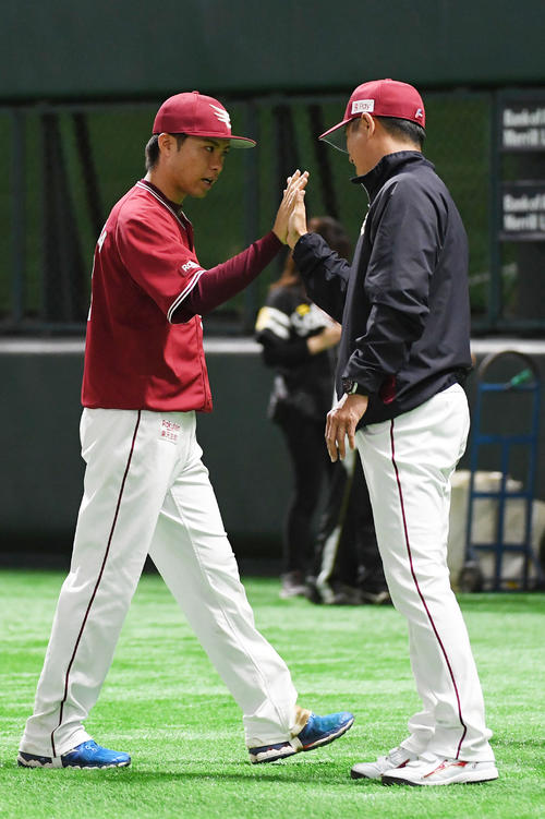 ソフトバンク対楽天　3勝目を挙げ平石監督とタッチを交わす辛島（左）（撮影・今浪浩三）