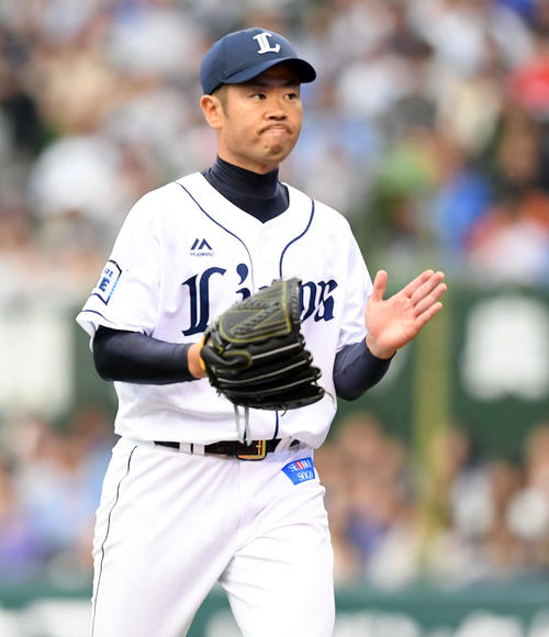 西武対日本ハム　3回表日本ハム2死三塁、大田泰示を左飛に仕留めグラブをたたく榎田（撮影・たえ見朱実）