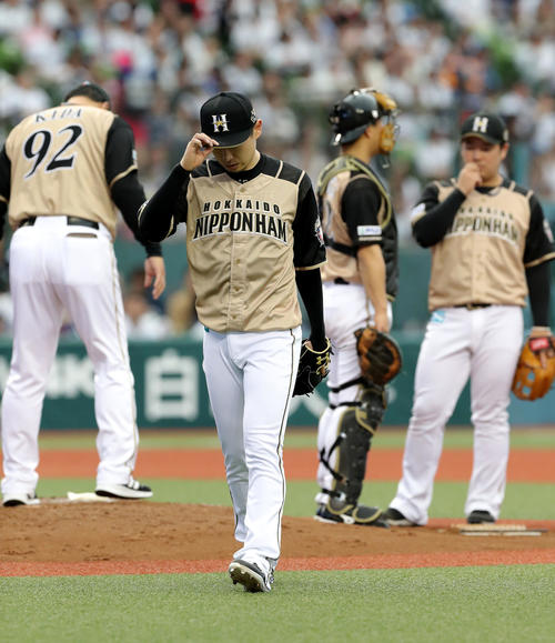 西武対日本ハム　5回途中で降板する日本ハム金子（撮影・佐藤翔太）