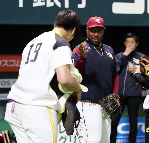 ソフトバンク対楽天　ゼラス・ウィーラー（右）に謝罪する武田翔太（撮影・栗木一考）