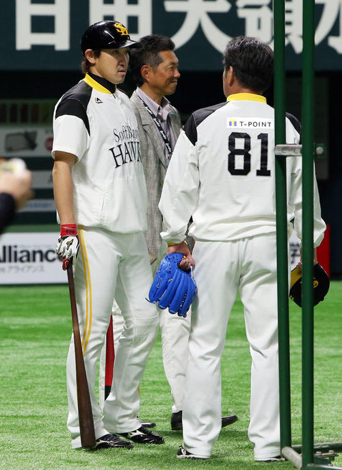 ソフトバンク対楽天　工藤公康監督（右）と話す内川聖一（撮影・栗木一考）