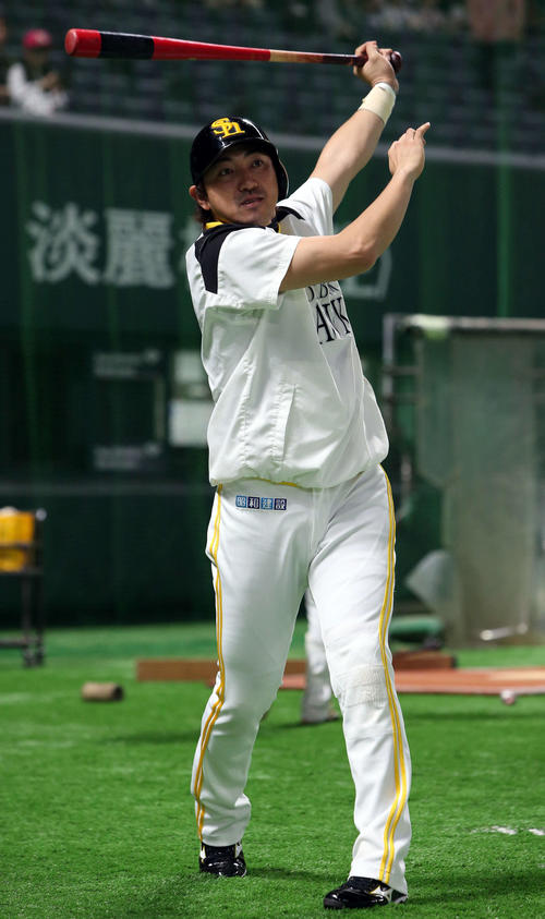 ソフトバンク対楽天　ロングティーをする内川聖一（撮影・栗木一考）