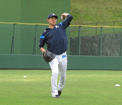 イースタン・リーグ巨人戦に向け、キャッチボールする西武内海（撮影・久保賢吾）