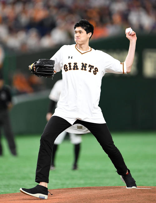 巨人対中日 始球式に登場したNBAプレーヤーの渡辺(撮影・横山健太)