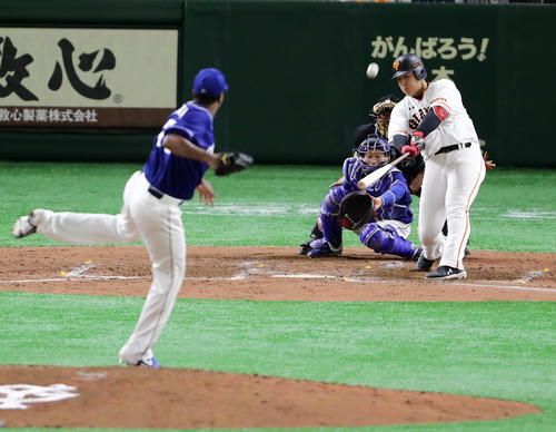 巨人対中日 5回裏巨人2死一、二塁、岡本和真は高い打球を打ち上げるも相手が球を見失い、三塁内野適時打にする。投手ロメロ(撮影・浅見桂子)