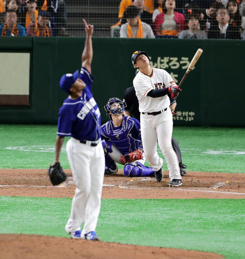 巨人対中日　5回裏巨人2死一、二塁、岡本和真は高い打球を打ち上げるも相手が球を見失い、三塁内野適時打にする。投手ロメロ（撮影・浅見桂子）