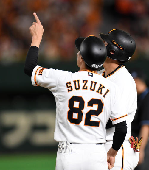 巨人対中日 天井を直撃した箇所を確認する巨人鈴木コーチ(左)と岡本(撮影・横山健太)