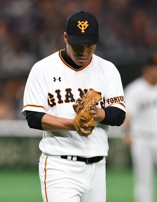 巨人対中日 6回表を無失点に抑えグローブをたたく巨人高木(撮影・横山健太)
