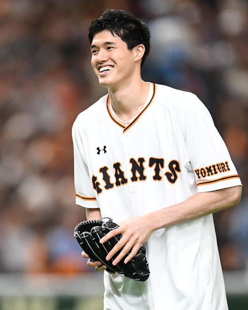 巨人対中日 始球式を終え笑顔を見せるNBAプレーヤーの渡辺(撮影・横山健太)