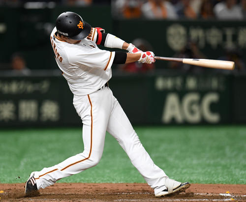 巨人対中日 8回裏巨人1死三塁、中越え2点本塁打を放つ坂本勇(撮影・横山健太)