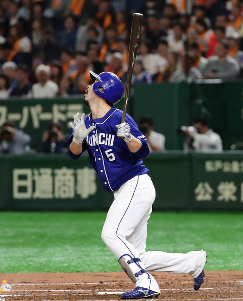 巨人対中日 4回表中日1死一、三塁、阿部は右翼線にぽとりと落ちる先制適時打を放つ(撮影・丹羽敏通)