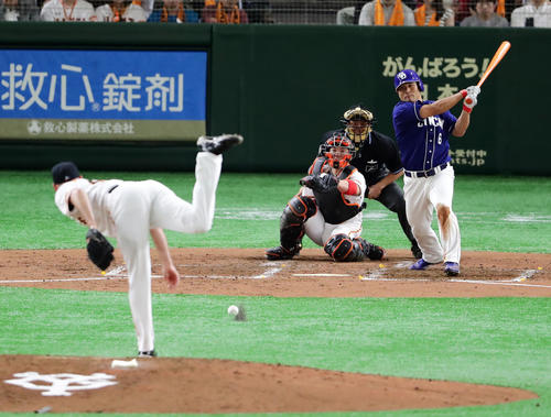 巨人対中日 4回表中日2死満塁、平田は中前2点適時打を放つ。投手ヤングマン(撮影・浅見桂子)