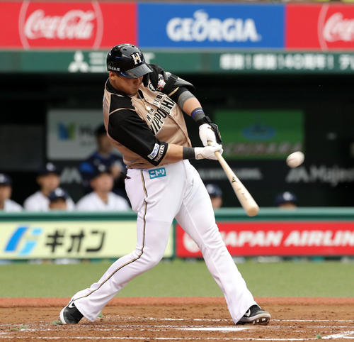 西武対日本ハム　4回表日本ハム1死、中田は同点となる左越え本塁打を放つ（撮影・佐藤翔太）