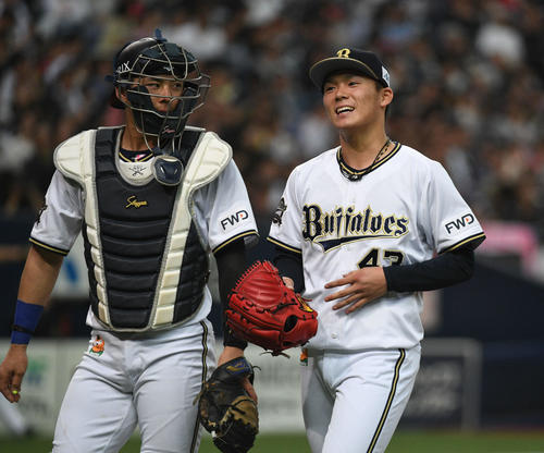 笑顔を見せるオリックス先発の山本由伸。左は若月健矢（撮影・渦原淳）
