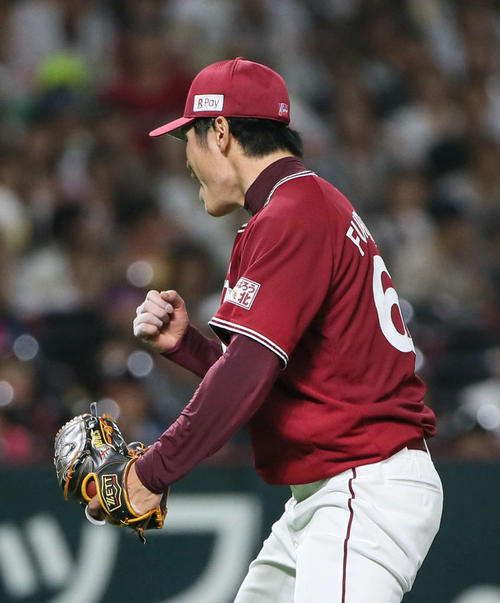 ソフトバンク対楽天　4回裏ソフトバンク2死一、二塁、甲斐拓也を空振り三振に仕留めガッツポーズを見せる古川侑利（撮影・栗木一考）