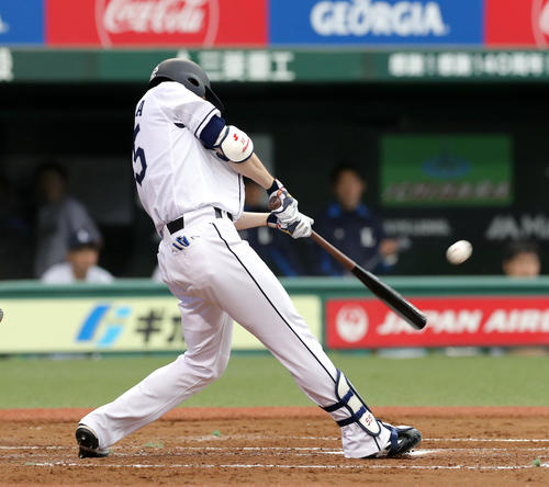 西武対日本ハム　5回裏西武2死、秋山は勝ち越しとなる右越え本塁打を放つ（撮影・佐藤翔太）