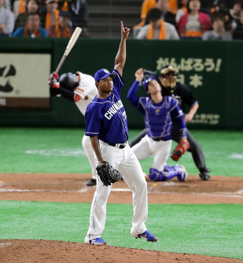 巨人対中日　5回裏巨人2死一、二塁、岡本を三塁飛に仕留めたと思い指を突き上げたロメロだが、野手が打球を見失いまさかの三塁内野適時打にする（撮影・浅見桂子）