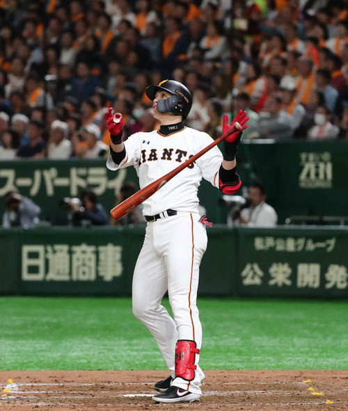 巨人対中日　5回裏巨人2死一、三塁、陽岱鋼は左中間に勝ち越しの3点本塁打を放つ（撮影・丹羽敏通）