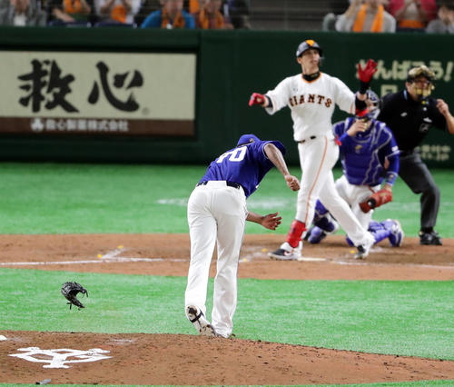 巨人対中日　5回裏巨人2死一、三塁、陽岱鋼に左翼に勝ち越し3点本塁打を許したロメロはグラブをたたき付ける（撮影・浅見桂子）