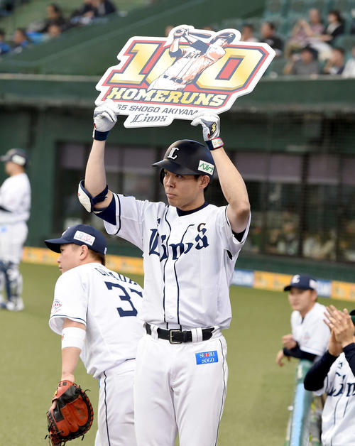 西武対日本ハム　7回裏西武2死、右越えに通算100号本塁打を放った秋山（撮影・たえ見朱実）