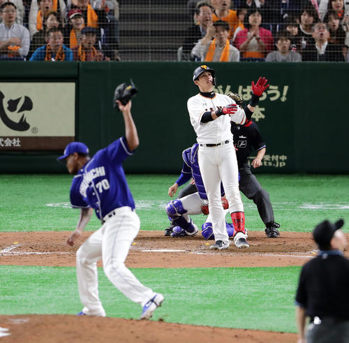 巨人対中日　5回裏巨人2死一、三塁、陽岱鋼は左翼に勝ち越し3点本塁打を放つ。投手ロメロ（撮影・浅見桂子）