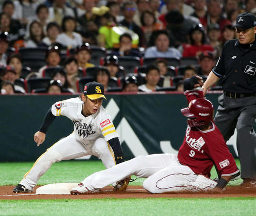 19年5月1日、三塁へ滑り込む楽天オコエ瑠偉