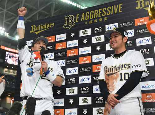 オリックス対ロッテ　ファンの声援にこたえる伏見。右は大城（撮影・渦原淳）