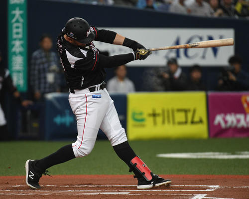 オリックス対ロッテ　7回裏ロッテ無死、レアードは同点本塁打を放つ（撮影・渦原淳）