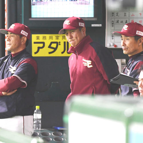 得点が取れずベンチで渋い表情の平石洋介監督（中央）（撮影・今浪浩三）