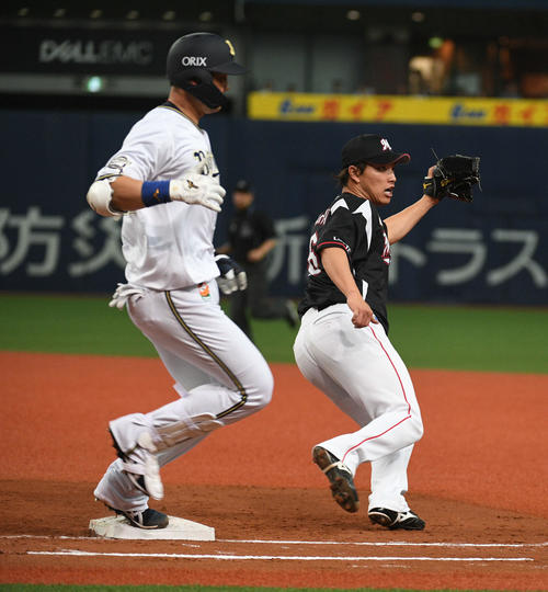 オリックス対ロッテ　4回裏オリックス2死、T－岡田は二塁ゴロに。一塁ベースカバーは岩下大輝（撮影・渦原淳）