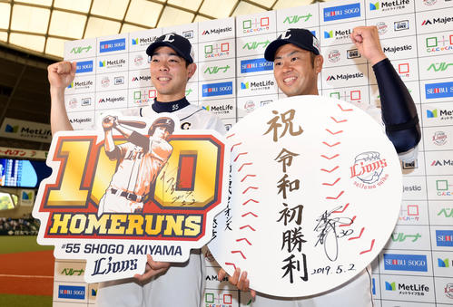 西武対日本ハム　お立ち台で笑顔を見せる今季初勝利を飾った西武榎田（右）と通算100号本塁打を達成した秋山（撮影・たえ見朱実）