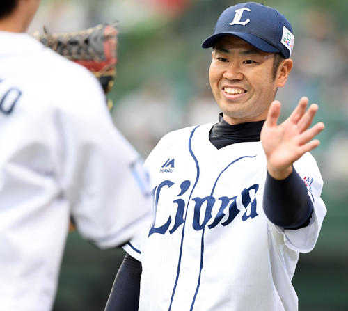 西武対日本ハム　1回を無失点に抑え笑顔を見せる西武の先発榎田（撮影・たえ見朱実）