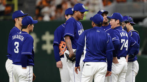 巨人対中日　5回裏巨人無死、中島を歩かせたロメロのもとに集まる中日内野陣（撮影・丹羽敏通）