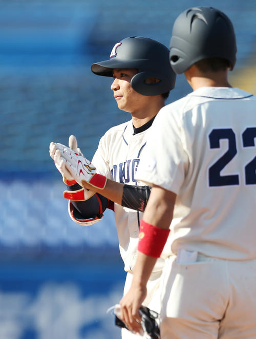 国国学院大対亜細亜大　2回表国学院大、左前適時打を放ち喜ぶ貞光（撮影・大野祥一）