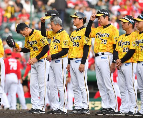 阪神対広島　善戦するも広島に敗れファンにあいさつする矢野監督（左）（撮影・上田博志）