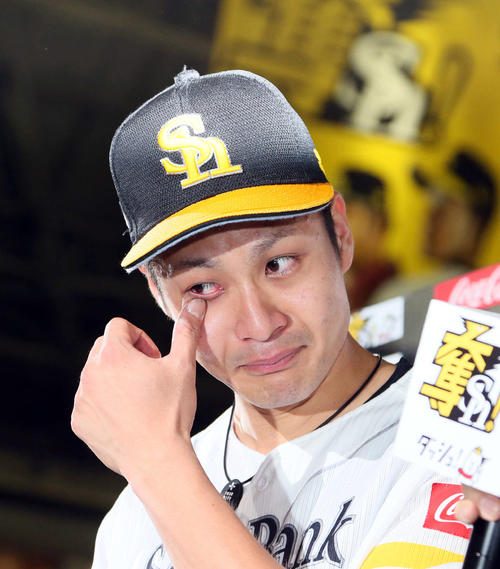 ソフトバンク対楽天　今季初勝利を飾り、お立ち台で涙ぐむ大竹（撮影・栗木一考）