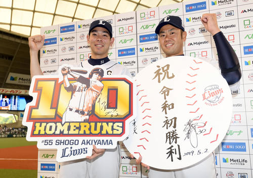 西武対日本ハム　お立ち台で笑顔を見せる今季初勝利を飾った西武榎田（右）と通算100号本塁打を達成した秋山（撮影・たえ見朱実）