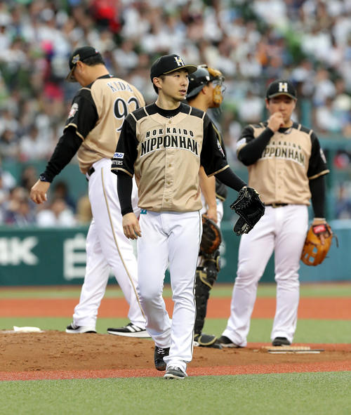 西武対日本ハム　5回途中で降板する日本ハム金子（撮影・佐藤翔太）