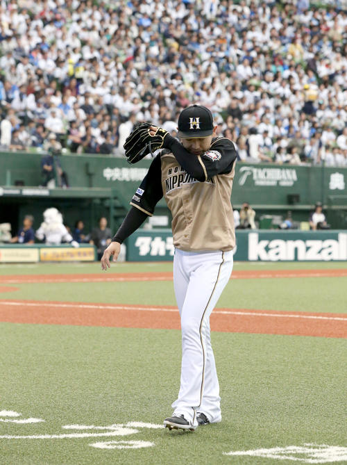 西武対日本ハム　5回途中で降板の日本ハム金子は汗を拭いながらベンチへ戻る（撮影・佐藤翔太）