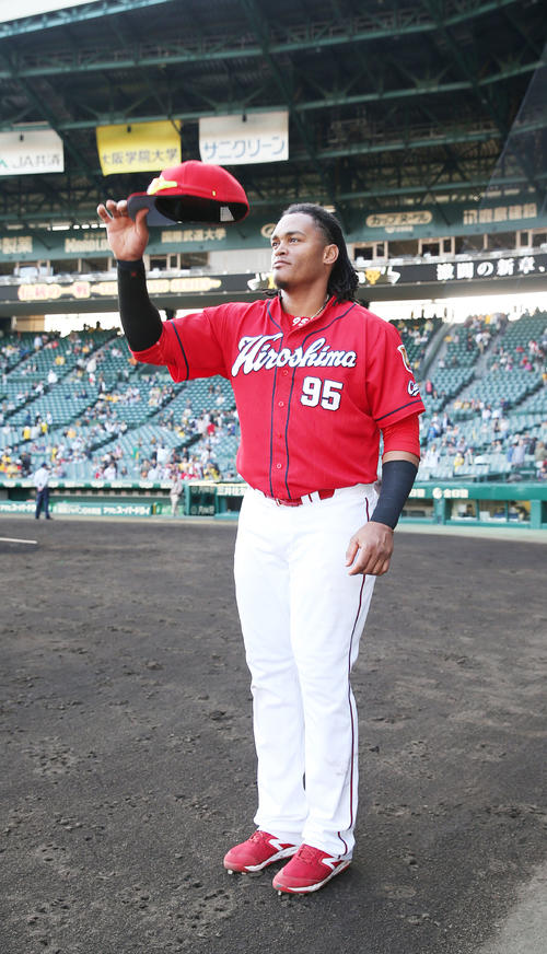 阪神対広島　阪神に勝利し、広島ファンの声援に応えるバティスタ（撮影・前田充）