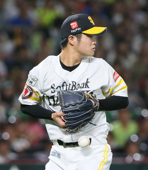 ソフトバンク対楽天　8回表楽天無死一塁、甲斐野は田中を投ゴロに仕留めるも落球する（撮影・栗木一考）