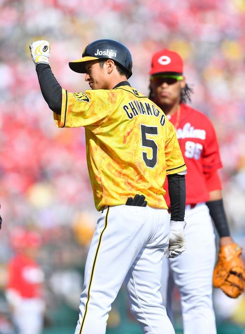 阪神対広島　5回裏阪神2死、右前安打を放ちガッツポーズする近本（撮影・上田博志）