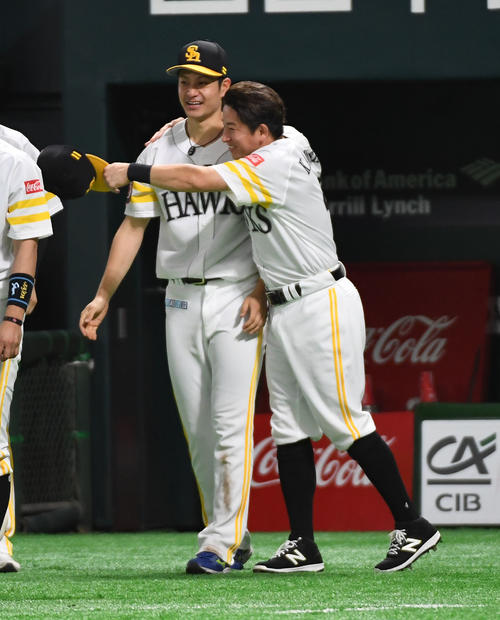 ソフトバンク対楽天　今季初勝利の大竹を祝福する川島（右）（撮影・今浪浩三）